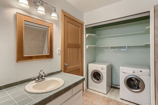 Building Photo - MODERN 2 BED/1.5 BATH IN HEART OF BOULDER!