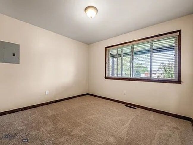 Building Photo - Cute House, Large Yard