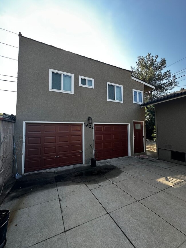 Building Photo - Fully Updated Spacious Studio Above Garages in Pasadena!