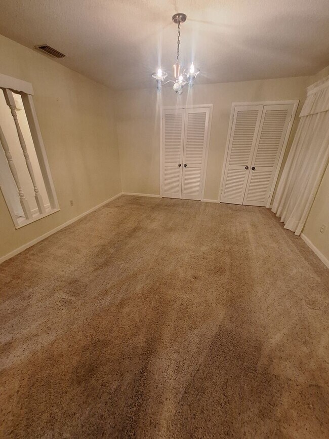 Building Photo - Spacious 3 bedroom, 2 bath