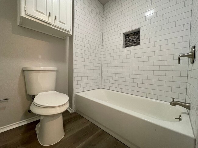 Building Photo - AVAILABLE NOW - 2 BEDROOM 2 BATH TOWNHOME ...