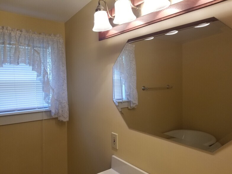Bath - 1056 Highland St