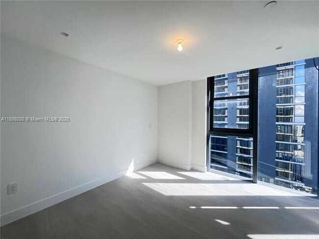 Building Photo - 700 NE 24th St