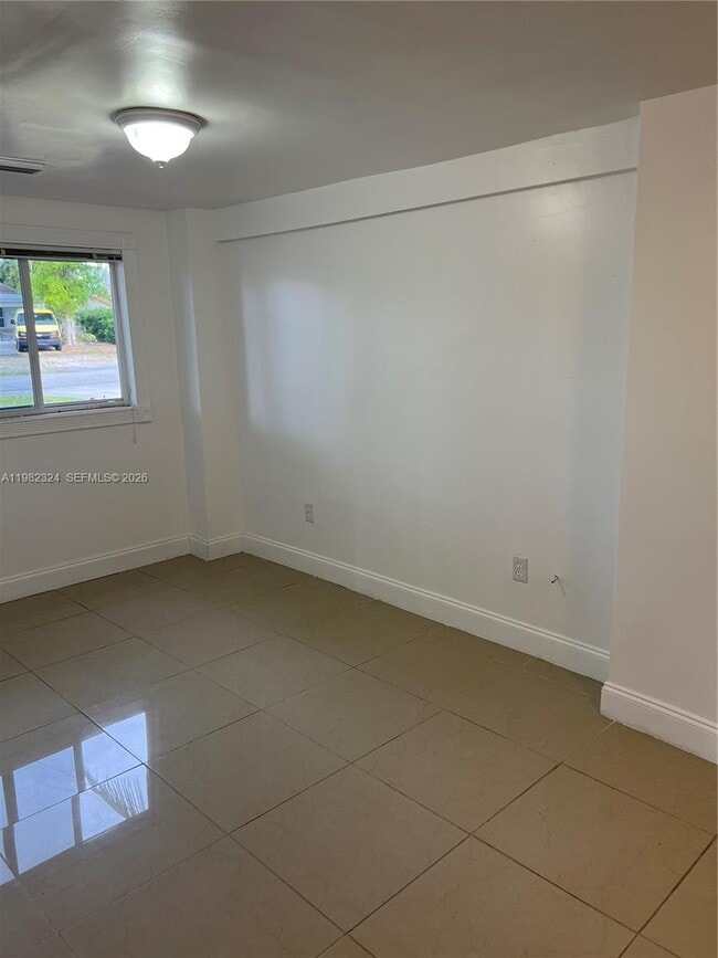 Building Photo - 1400 NE 175th St