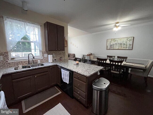 Building Photo - 318 Red Haven Ct
