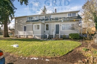 Building Photo - Charming 2 Bedroom Apartment Available in Milwaukie - Private Fenced-In Yard!