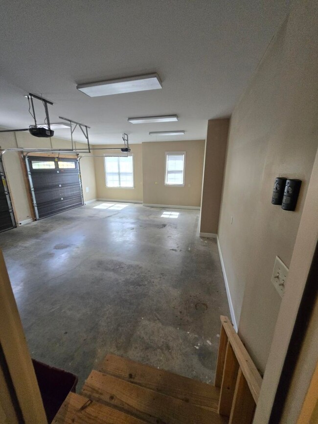 Building Photo - Luxury 4-Bedroom Home with Outdoor Oasis i...