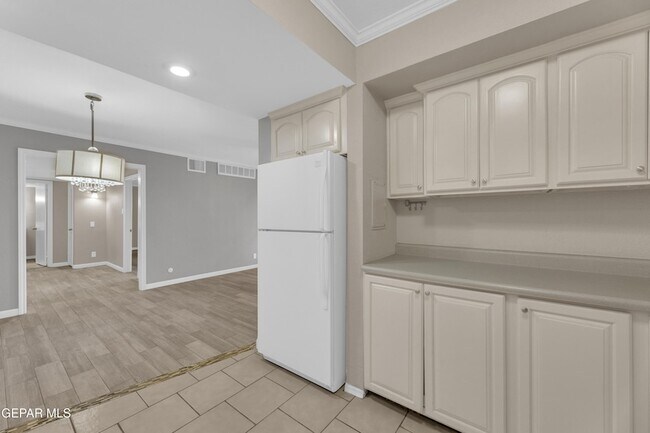 Building Photo - 350 Thunderbird Dr