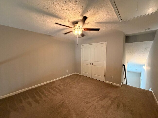 Building Photo - Gorgeous 2 BR 2.5 Bath End Unit Townhome - Available Now in Murfreesboro!