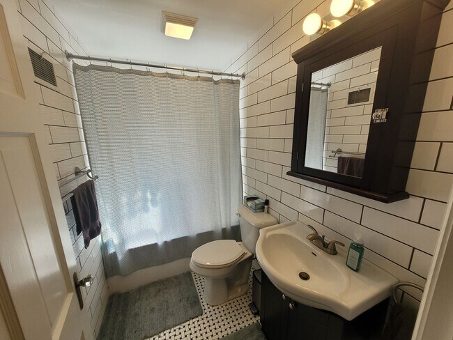 Building Photo - 225/227 Summit Ave