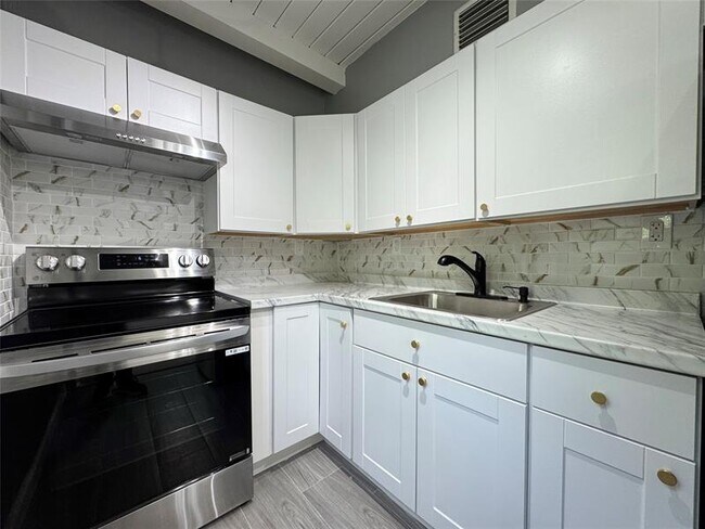 Building Photo - 1313 SW 8th Ct