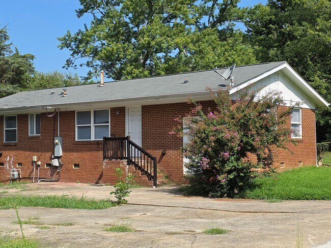 Building Photo - 4800 Crestmont Dr
