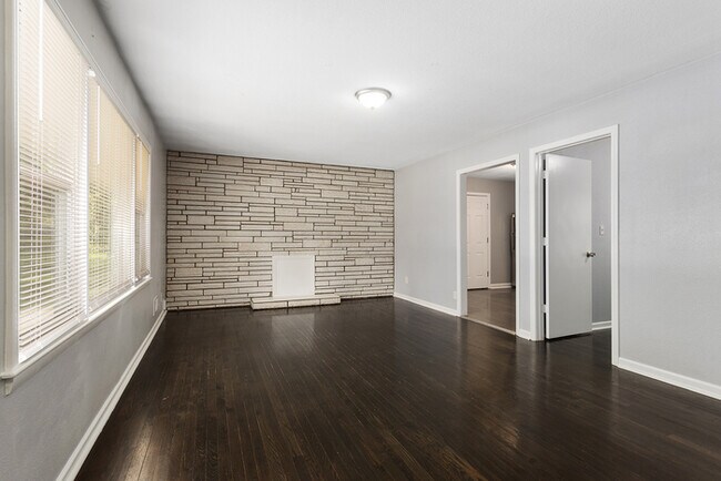 Building Photo - Newly rehabbed 3 bed 1.5 bath in Raytown