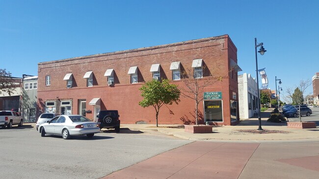 Building Photo - 303 1/2 S Osage