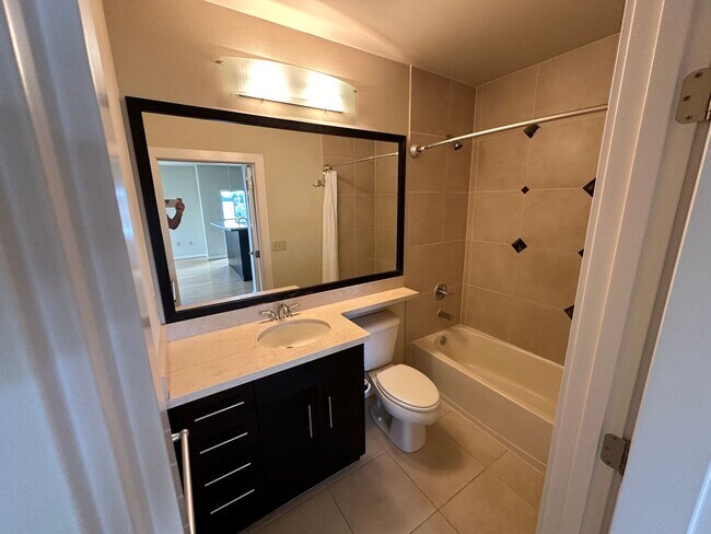 Building Photo - Light and Bright Top floor 1bd 1bath Condo!