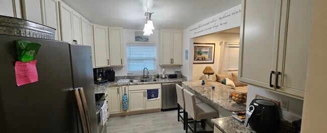 Building Photo - 137 Magnolia St