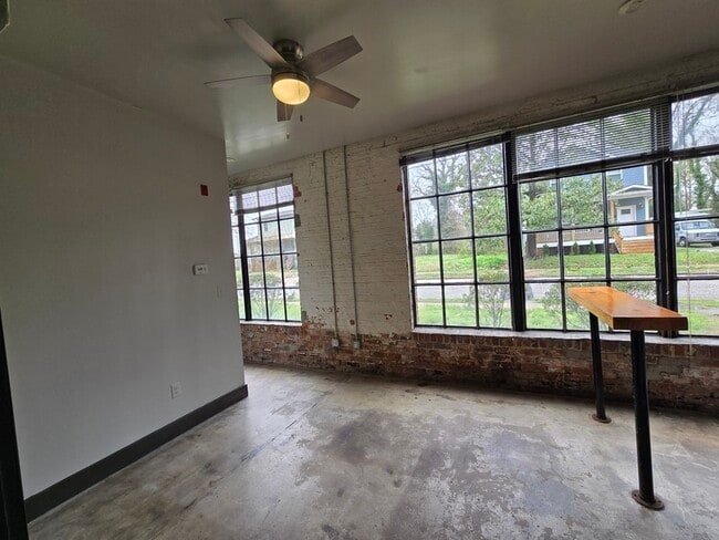 Building Photo - 123 Pine St