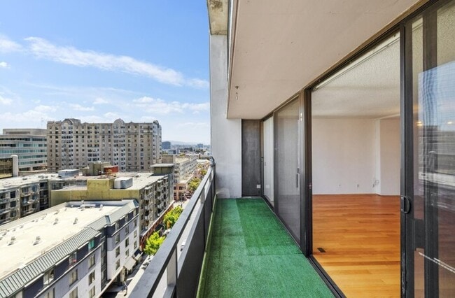 Building Photo - 2-Story 2BR Condo with Patio, In-Unit Laundry & Parking in Oakland Chinatown