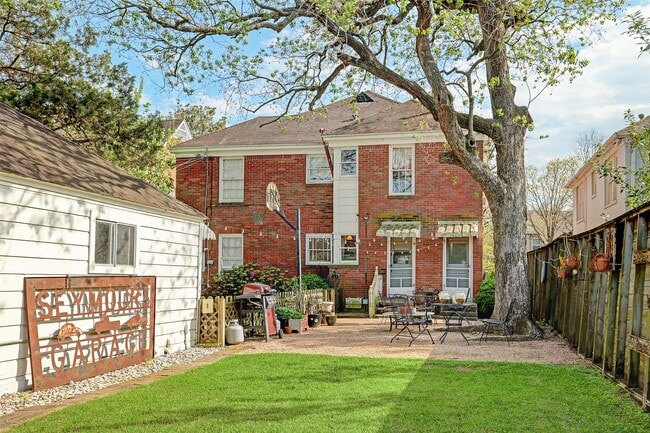 Building Photo - 2112 Banks St