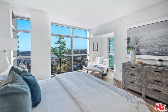 Building Photo - 13700 Marina Pointe Dr