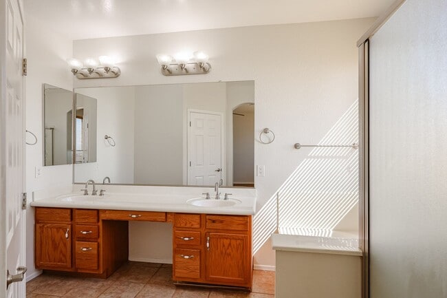 Building Photo - Charming 4 Bed 2 bath 2 Car Garage Home in...