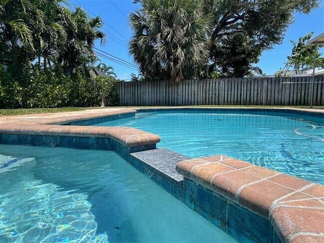 Building Photo - 2011 NE 31st St