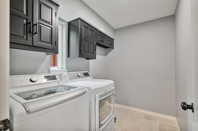 Building Photo - 2833 Meadowbrook Dr