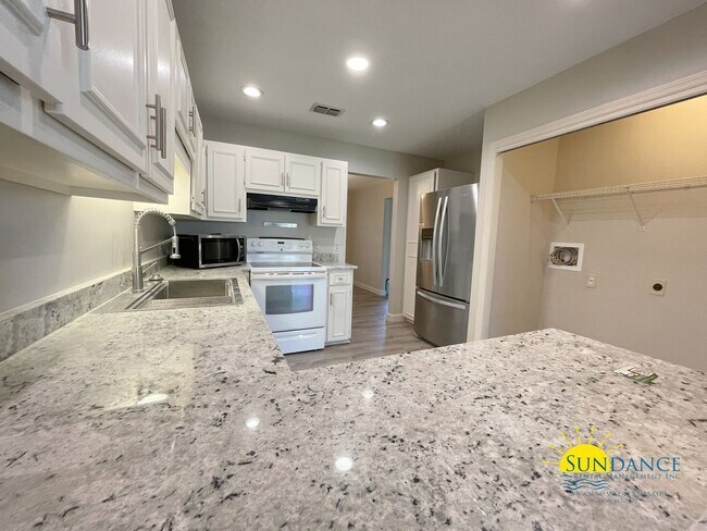 Building Photo - Stunning 3 Bedroom Townhome in Shalimar!