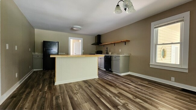 Building Photo - Roomy, Renovated House for Lease