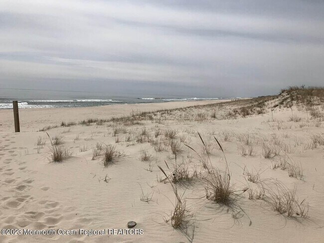 Building Photo - 10 SE Central Ave