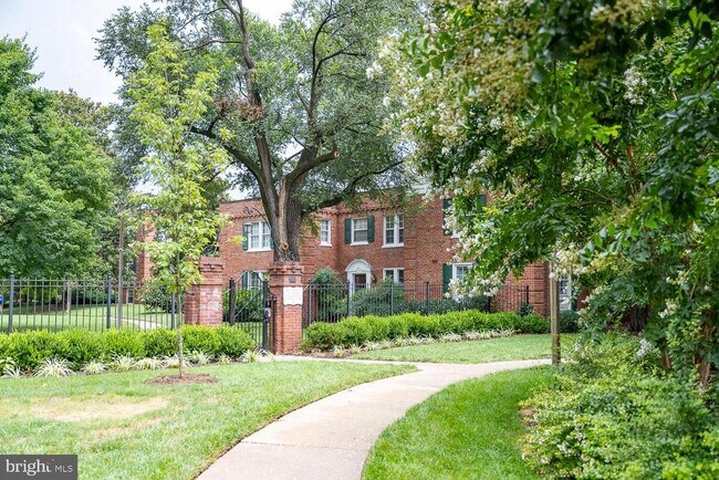 Building Photo - 1721 Queens Ln