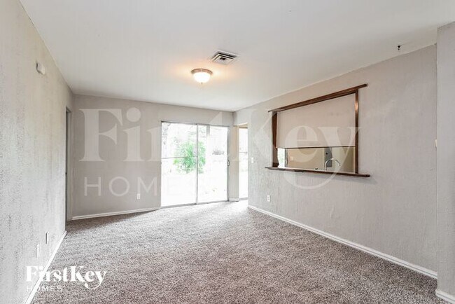 Building Photo - 3045 Kingsley Dr