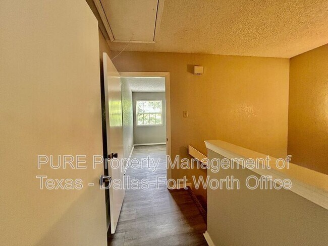 Building Photo - 2415 Oak Manor