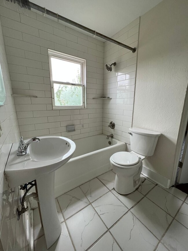 Building Photo - 1601 NW Bell- AVAILABLE NOW!