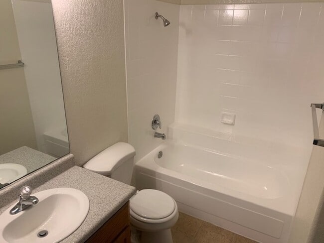 Building Photo - GREAT GATED COMMUNITY 2 BEDROOM -2 BATH -LOCATED CENTRALLY!!!