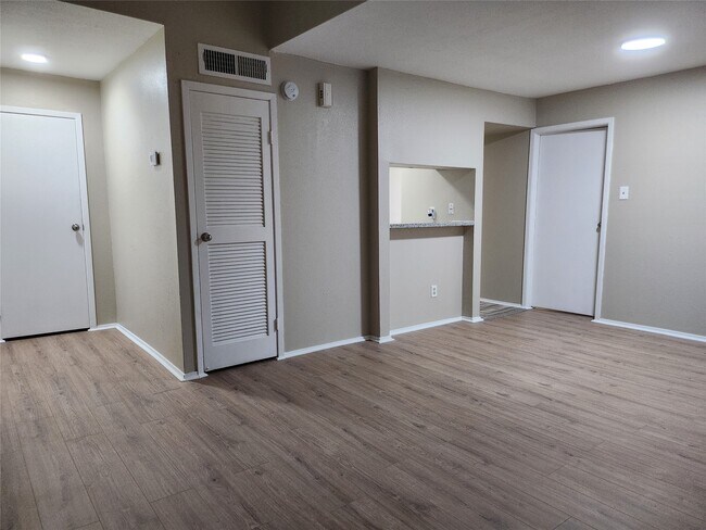Building Photo - 6602 Harbor Town Dr