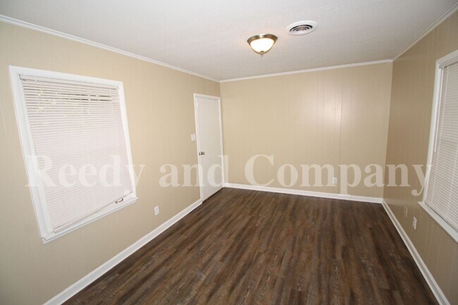 Building Photo - 5127 Kingswood Cir