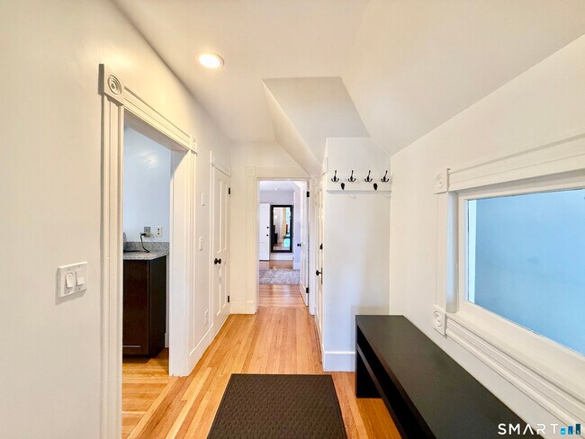 Building Photo - 392 Orange St