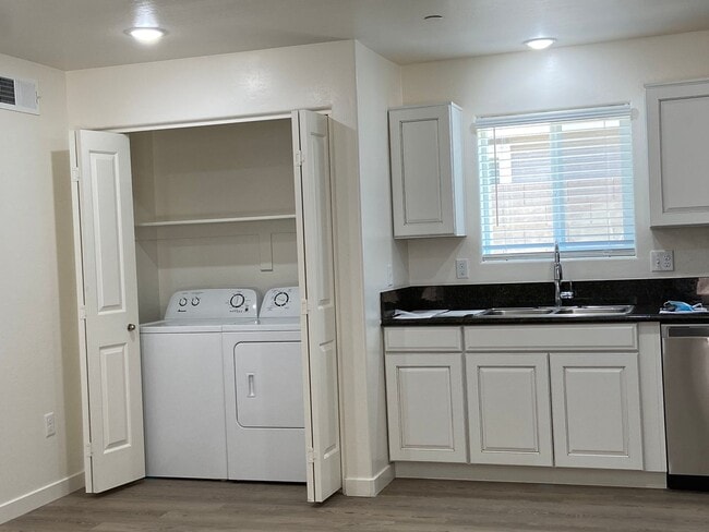 Building Photo - 2 bedroom 1 bath unit available