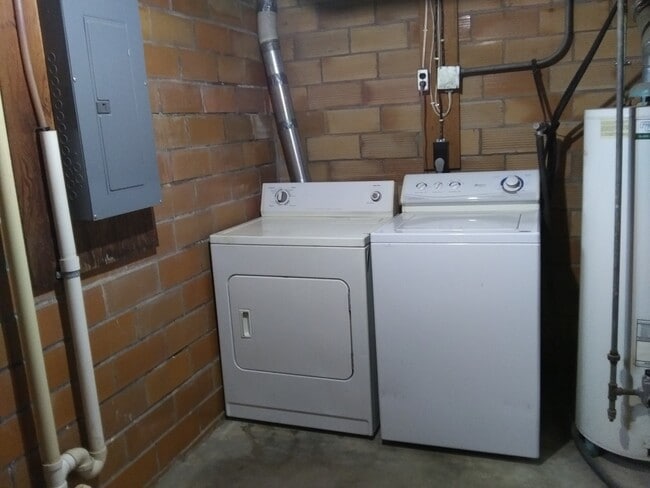 Building Photo - 105 S Lindberg Ave