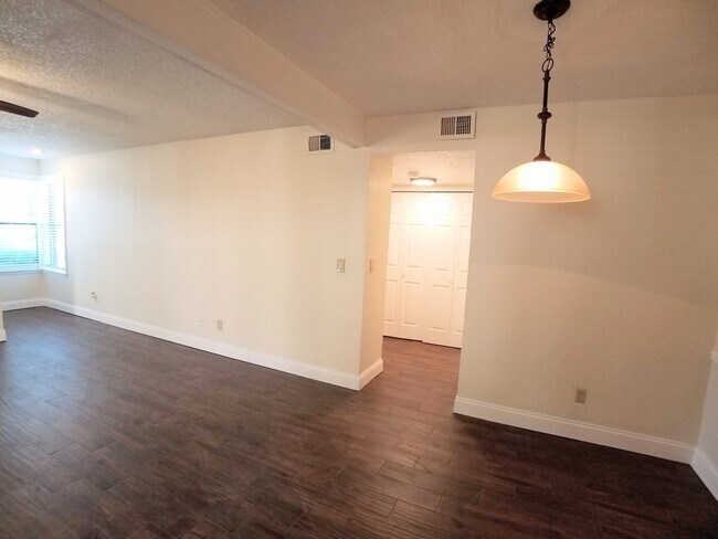 Building Photo - FOR RENT! Fabulous Full Remodeled 1/1 Wint...