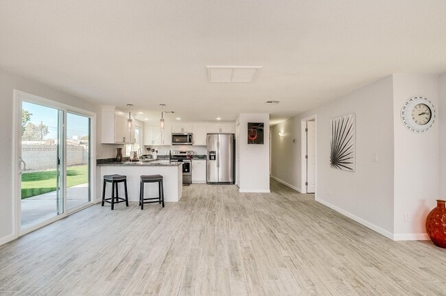 Building Photo - 1804 W Nopal Dr