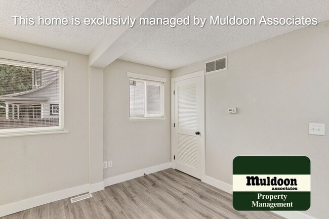 Building Photo - Beautifully remodeled Centrally located bu...