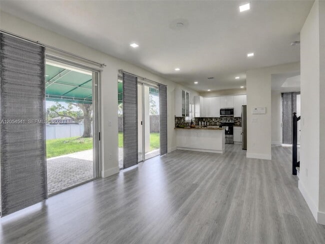 Building Photo - 10956 NW 73rd St