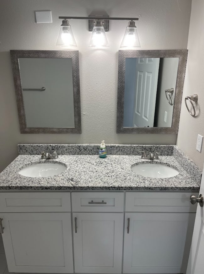 Building Photo - Beautiful 3 Bedroom 2 Bath Home! MOVE IN SPECIAL!