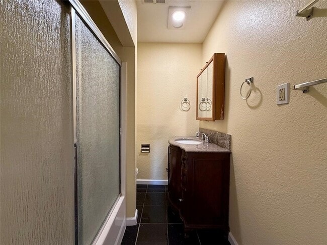 Building Photo - 607 W 101st St