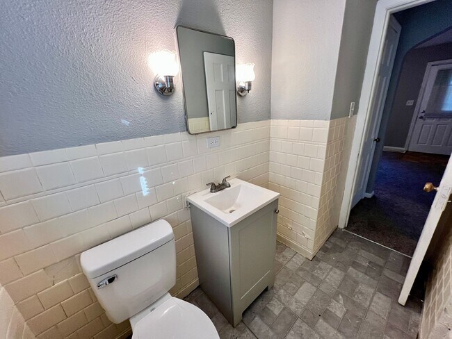 Building Photo - 2304 S Hall Rd