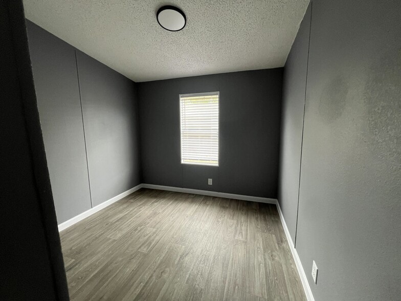 Building Photo - 750 Silent Valley Rd