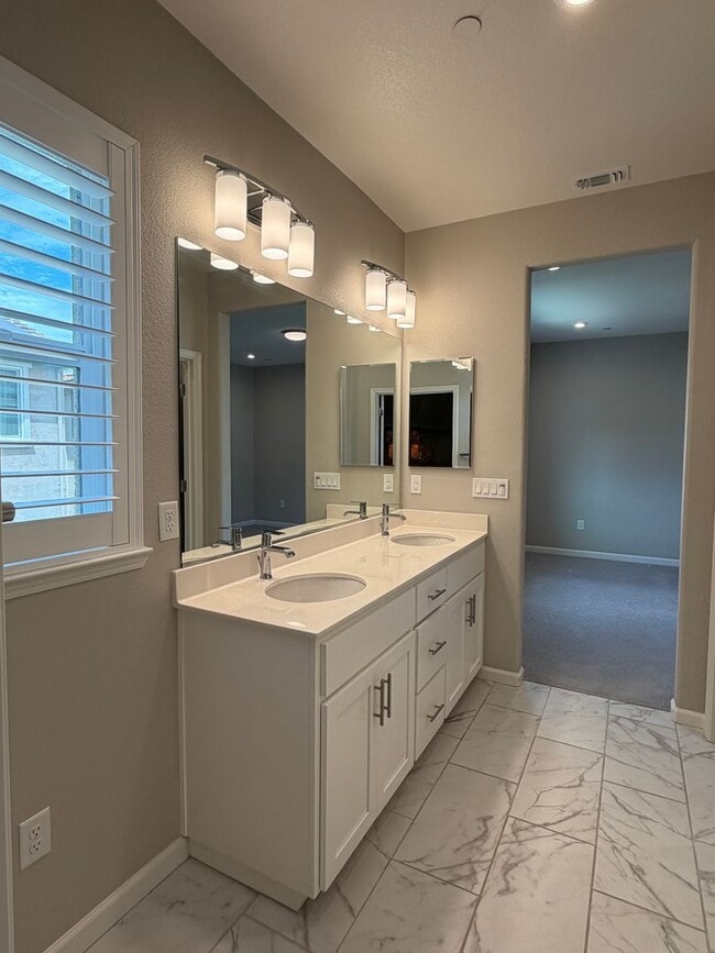 Building Photo - 700 Apricot Cir