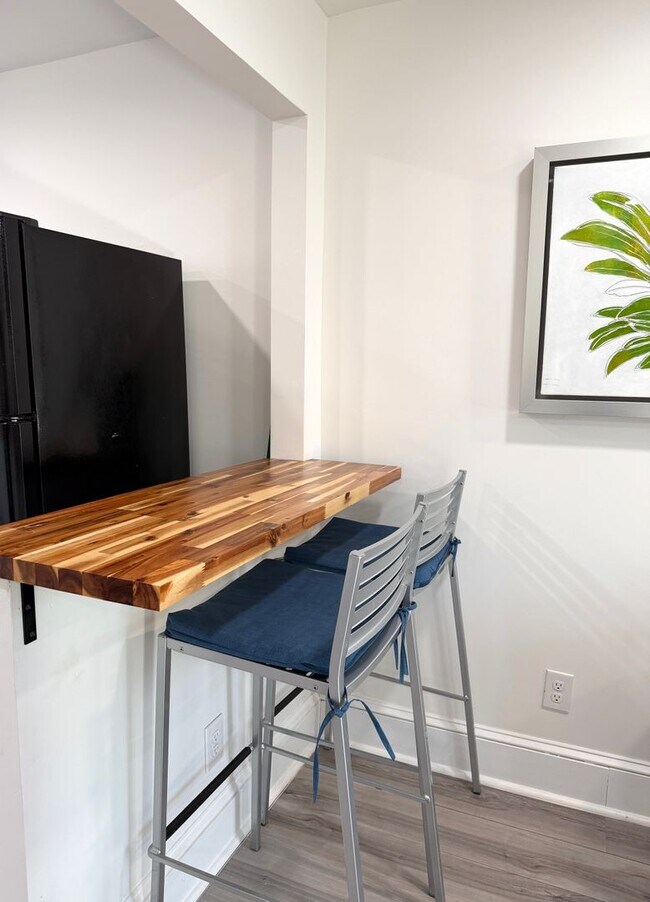 Building Photo - Furnished 2 bed 1 Bath Home